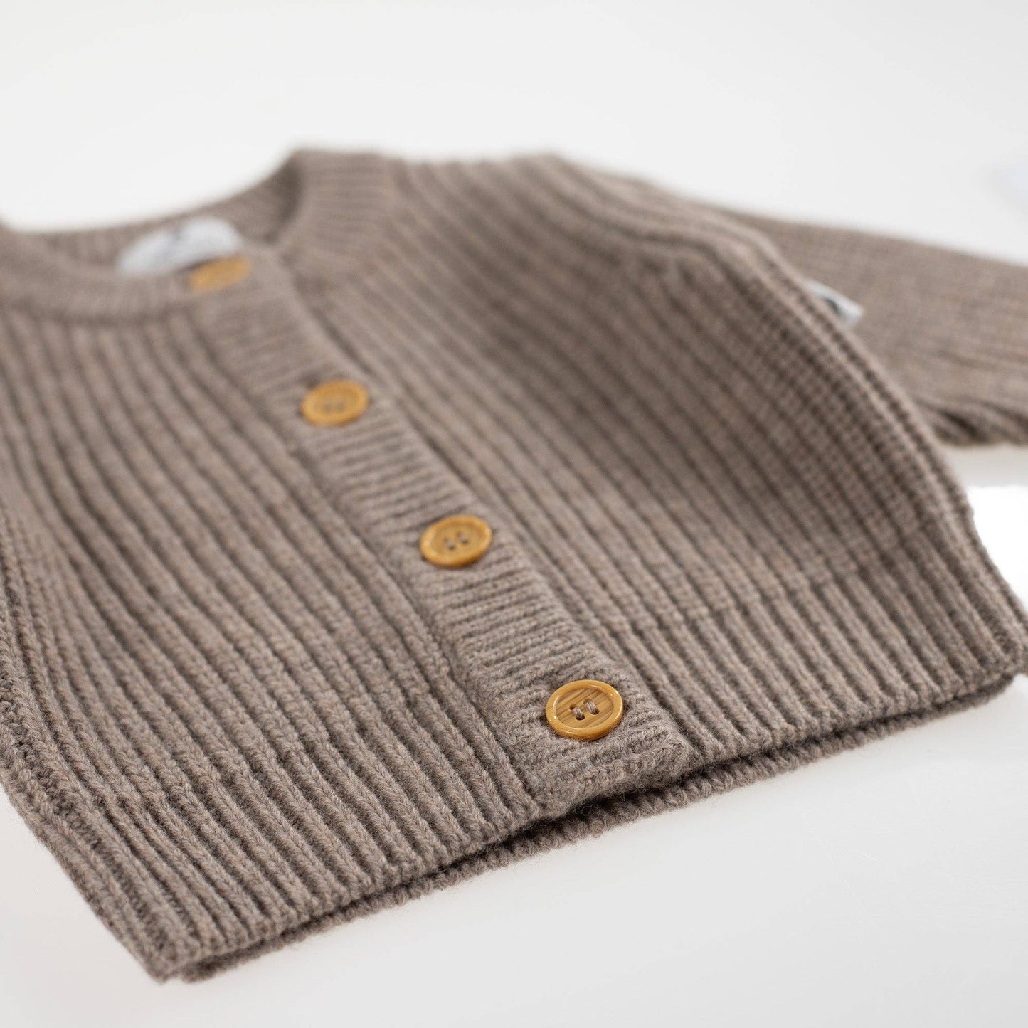 Gestrickte Babyjacke aus Merinowolle